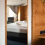 Zum Goldenen Schiff - Historisches Mit Fruehstueck & Self-check-in בית הארחה מרקטברייט