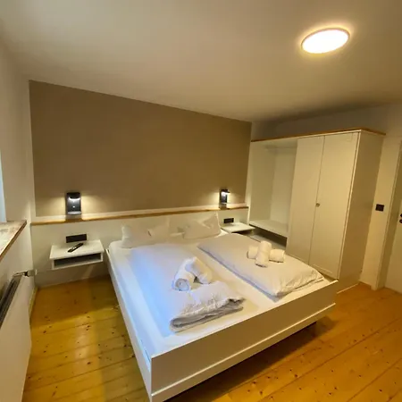 Zum Goldenen Schiff - Lehm, Stil & Altstadtflair Couette-café *
