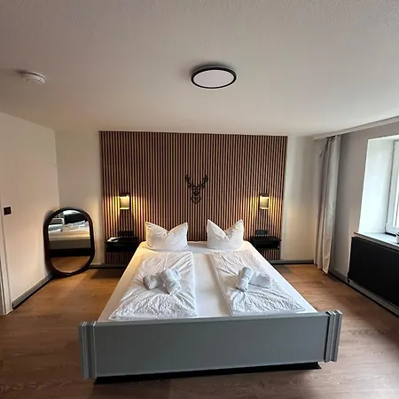 Zum Goldenen Schiff - Lehm, Stil & Altstadtflair Couette-café *