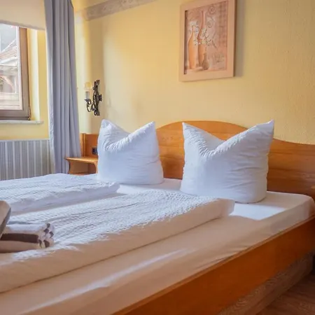 Zum Goldenen Schiff - Lehm, Stil & Altstadtflair Couette-café *